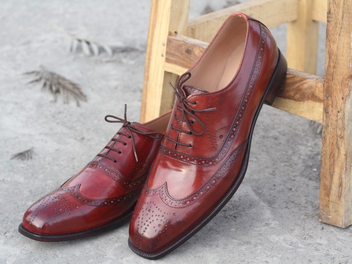 Mens burgundy wingtip dress shoes