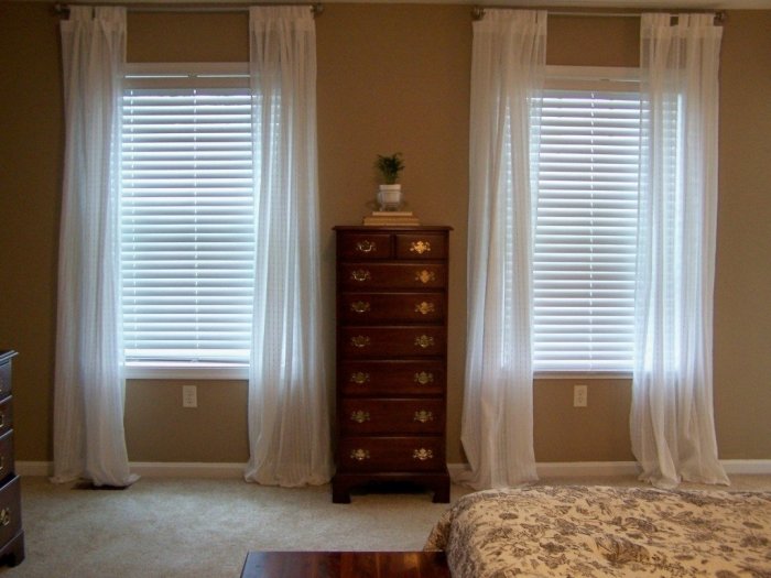 How to decorate single small window with curtain